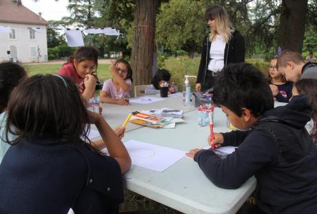 Atelier dessins pour les plus jeunes. Chacun a sa préférence, crayons de couleur ou feutres.