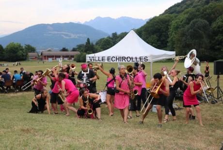 Les musicien-nes de la fanfare Pink it black jouent au parc de la Frange Verte.