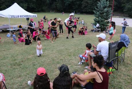 Enfants et adultes apprécient le concert donné par les Pink It Black, La fanfare en rose et noir