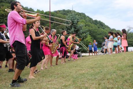 Les Pink It Black – La fanfare en rose et noir se donnent à fond pour leur concert dans les parcs.