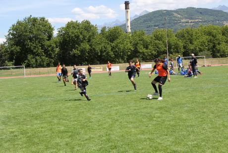 Les équipes s'affrontent lors d'un match de foot amical.