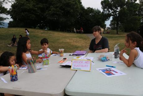 Crayons et feutres à disposition. Les enfants dessinent lors d'un atelier arts plastiques.