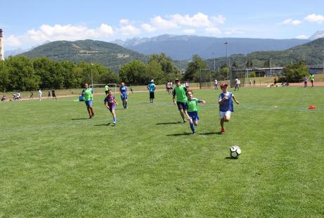 Les équipes s'affrontent lors d'un match de foot amical.