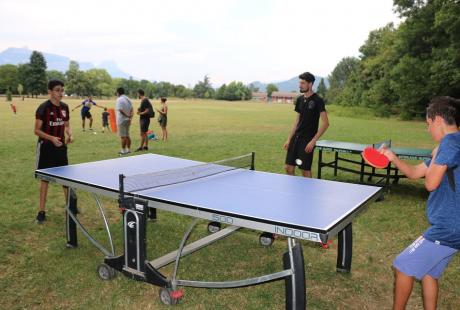 Match de ping pong entre jeunes dans le cadre de Destination été.