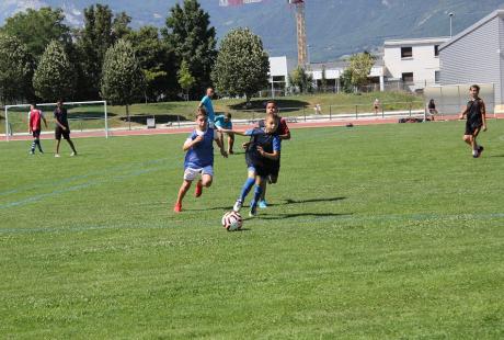 Les équipes s'affrontent lors d'un match de foot amical.