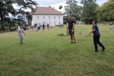 Initiation au rugby pour les jeunes, dans le cadre de Destination été.