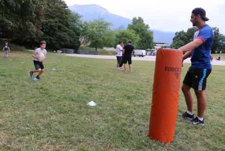 Les enfants découvrent le rugby dans le cadre de Destination été.