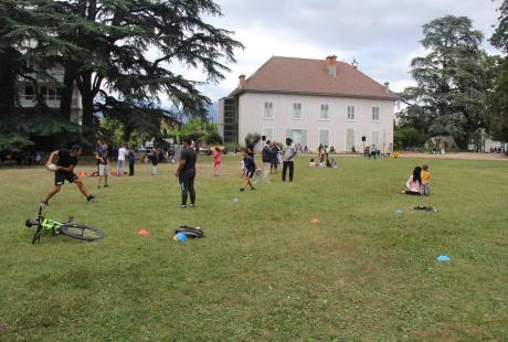 Les habitant-es profitent du parc, entre ami-es ou en famille. AU programme discutions, échanges et jeux.