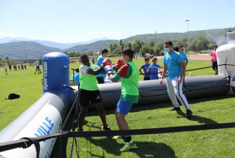 Les adolescents s'essayent à la boxe.