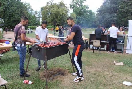 L’association Human Help prépare le barbecue dans le cadre de Destination été.