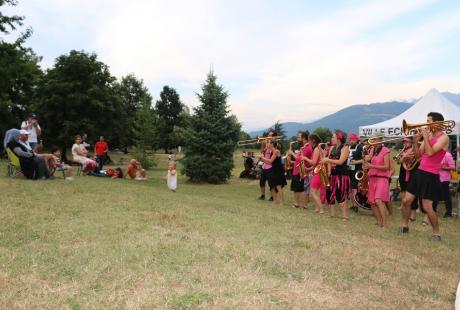 Certains sont bien installés dans des chaises pour profiter du concert donné par les Pink It Black – La fanfare en rose et noir