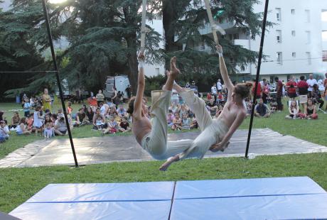 Spectacle de cirque par la Compagnie Infime entaille.