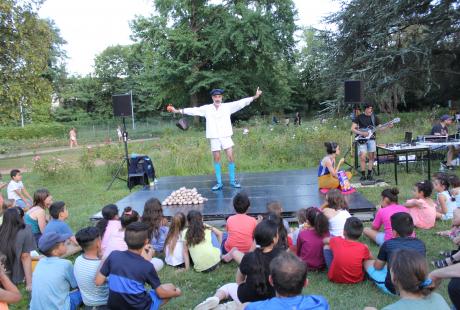 Spectacle de cirque devant les enfants par Les Agrès du vent, et la Compagnie Infime entaille.