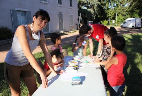 Atelier dessins et créations entre un animateur et des jeunes et enfants.