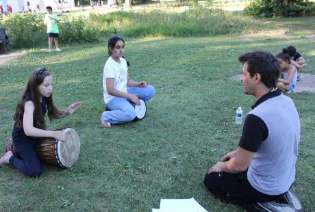 Atelier de percussions entre un animateur et des jeunes.