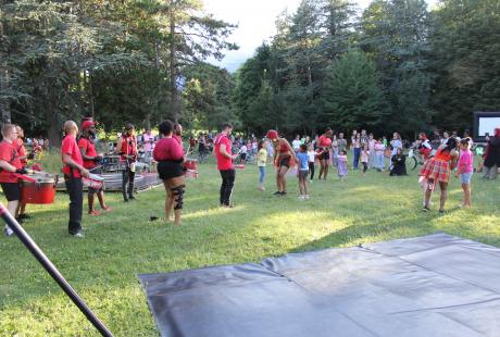 Le spectacle de danse et de percussions a attiré beaucoup de monde.