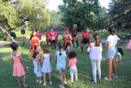 Le spectacle de danse et de percussions est apprécié des enfants.