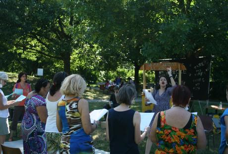 Répétition en plein air pour cette chorale.