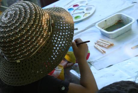 Atelier de création manuelle, à destination des plus jeunes, animé par la Maison des habitant-es Village Sud.