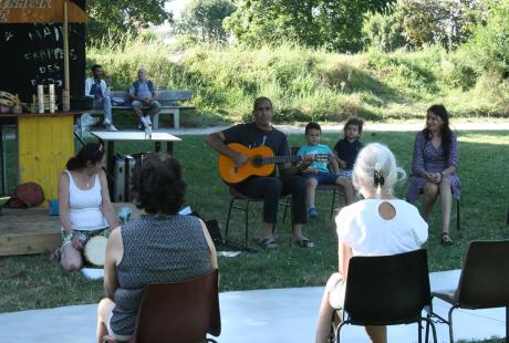 Animation musicale au milieu du parc pour les habitant-es.