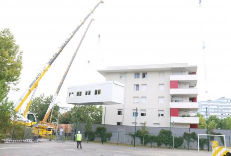 Les modules sont soulevés et déplacés par les grues.