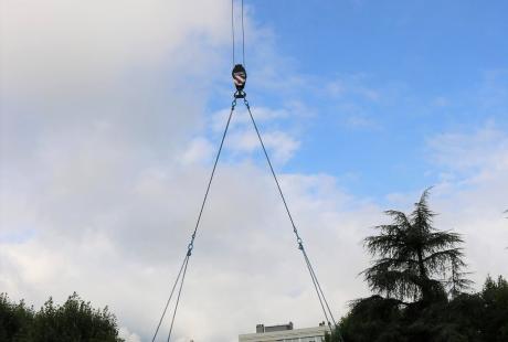 Les ouvriers positionnent le module correctement avant que celui-ci ne soit définitivement fixé sur les poteaux.