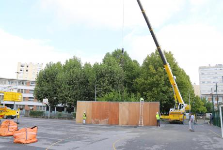 Les modules sont soulevés et déplacés par les grues.