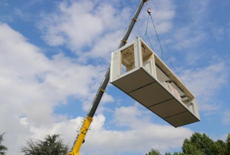 Les modules sont soulevés et déplacés par les grues.