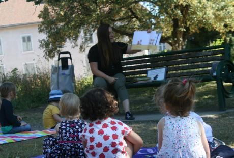 Lectures aux enfants dans le parc Géo-Charles pour les Relais d’assistantes maternelles, dans le cadre de Destination été.