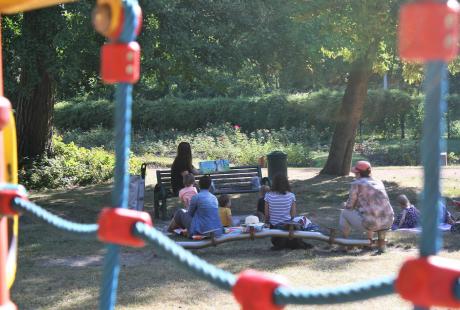 Lectures aux enfants dans le parc Géo-Charles pour les Relais d’assistantes maternelles, dans le cadre de Destination été.