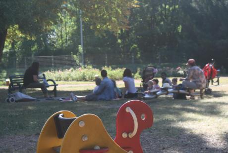 Lectures aux enfants dans le parc Géo-Charles pour les Relais d’assistantes maternelles, dans le cadre de Destination été.