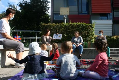 Lectures aux enfants dans le jardin de l'hôtel de ville pour les Relais d’assistantes maternelles, dans le cadre de Destination été.