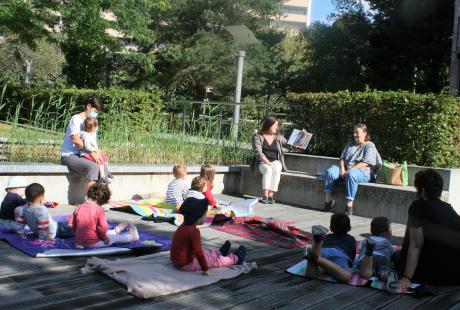 Lectures aux enfants dans le jardin de l'hôtel de ville pour les Relais d’assistantes maternelles, dans le cadre de Destination été.
