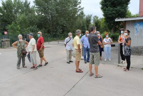 Le public attend le début de la visite théâtralisée avec la comédienne Émilie Geymond. 