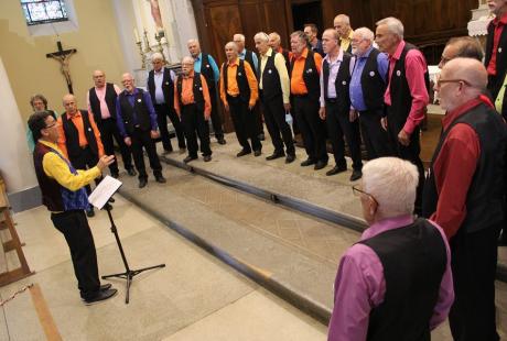 Le chœur d’hommes ENTRESOL en plein concert.