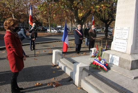 Jacqueline Madrennes, adjointe au travail de mémoire, fait face au Monument aux morts, tout comme le maire Renzo Sulli.