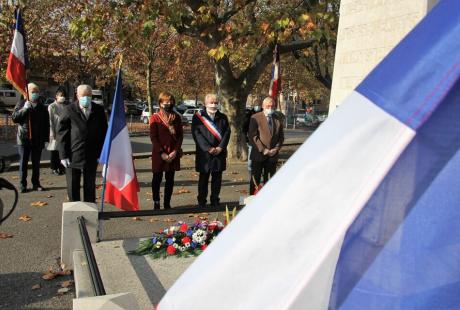 Minute de silence et de recueillement pour les élu-es et représentants d'associations d'anciens combattants, face au Monument aux morts et aux drapeaux.
