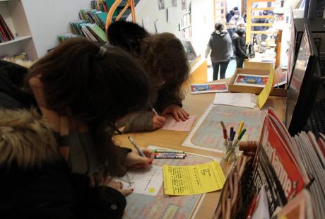 Deux habitantes participent au jeu d'écriture sur le thème “Prendre sa place dans le monde”.