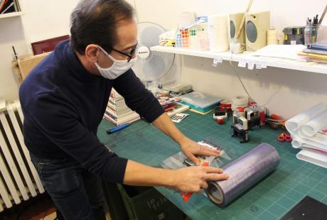 Un bibliothécaire montre comment sont préparés les livres avant leur mise en rayon. Sur la photo, atelier couverture et réparations.