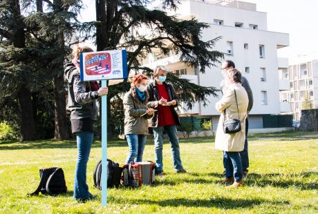 Marie Mazille et Fabrice Vigne sont debout face à deux habitants dans un parc. Ils prennent des notes pour créer une chanson. 