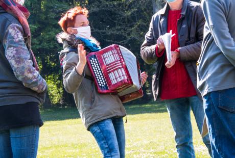 Marie Mazille et Fabrice Vigne sont debout face à deux habitants dans un parc. Ils échangent en vue de créer une chanson. 