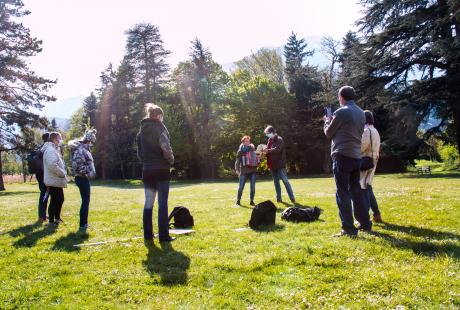 Marie Mazille et Fabrice Vigne sont debout face à des habitants dans un parc. Suite à leur prise de notes ils réalisent une chanson improvisée, les deux au chant, elle à l'accordéon.