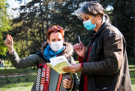 Photo de Marie Mazille et de Fabrice Vigne. Suite à leur prise de notes ils réalisent une chanson improvisée, les deux au chant, elle à l'accordéon.