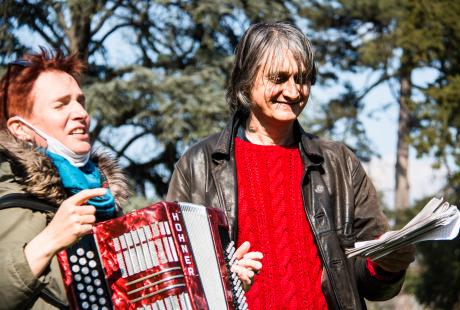  Photo de Marie Mazille et de Fabrice Vigne. Suite à leur prise de notes ils réalisent une chanson improvisée, les deux au chant, elle à l'accordéon.