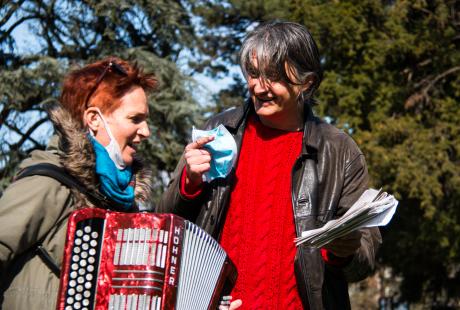  Photo de Marie Mazille et de Fabrice Vigne. Suite à leur prise de notes ils réalisent une chanson improvisée, les deux au chant, elle à l'accordéon.