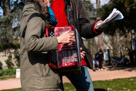  Photo de Marie Mazille et de Fabrice Vigne. Suite à leur prise de notes ils réalisent une chanson improvisée, les deux au chant, elle à l'accordéon.