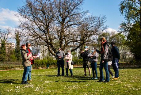 Marie Mazille et Fabrice Vigne sont debout face à des habitants dans un parc. Suite à leur prise de notes ils réalisent une chanson improvisée, les deux au chant, elle à l'accordéon.