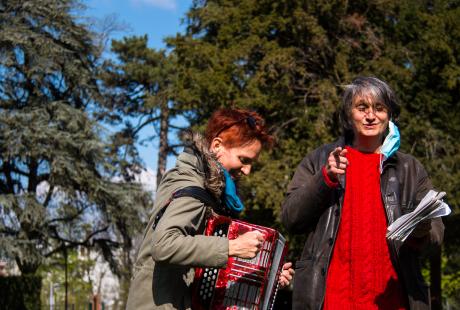  Photo de Marie Mazille et de Fabrice Vigne. Suite à leur prise de notes ils réalisent une chanson improvisée, les deux au chant, elle à l'accordéon.