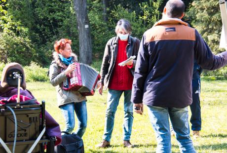 Marie Mazille et Fabrice Vigne sont debout face à des habitants dans un parc. Suite à leur prise de notes ils réalisent une chanson improvisée, les deux au chant, elle à l'accordéon.