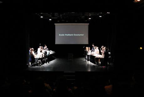 Les élèves de l'école Vaillant-Couturier sur la scène de la cité théâtre la Ponatière